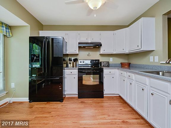 4th image of 301 Lakeview Ct