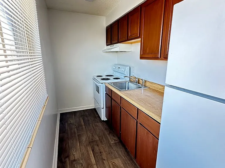 1420 W 71st Pl — Photo 9