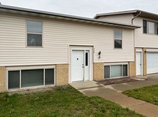 378 8th St SE, Dickinson, ND 58601