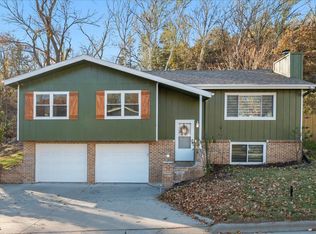902 Valley Dr, Crescent, IA 51526