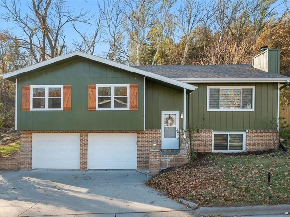 902 Valley Dr, Crescent, IA 51526