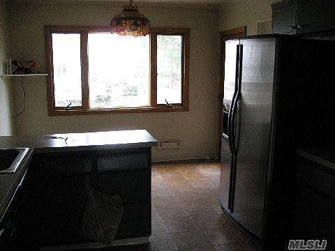 4th image of 999 Jerome St