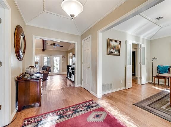 4th image of 2324 Chimney Hill Dr