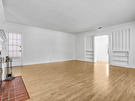 4th image of 4385 Overland Ave