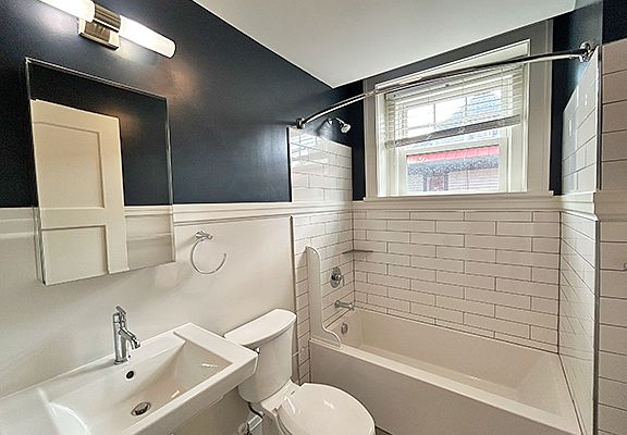 4th image of 215 E Chestnut St #202
