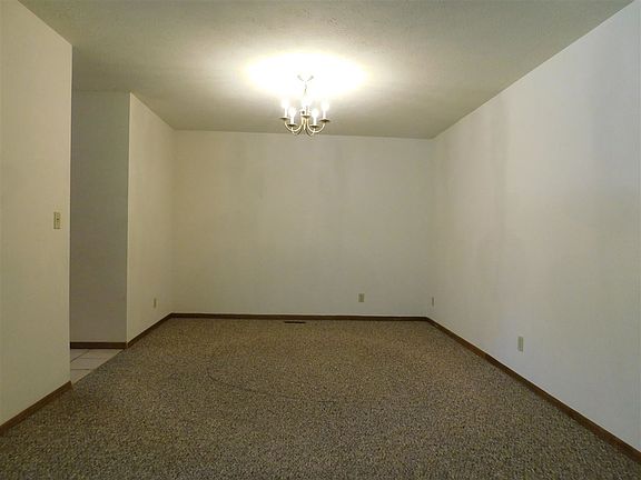 5th image of 747 Tulip Ln