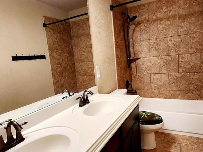 Second large bathroom for bedroom 2 & 3 or guests