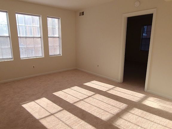 4th image of 1811 Key Blvd APT 530