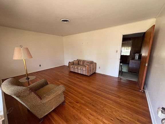 2nd image of 1010 W Garrison St