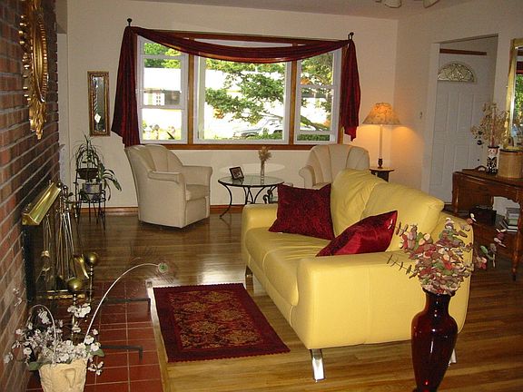 Living room w/fireplace