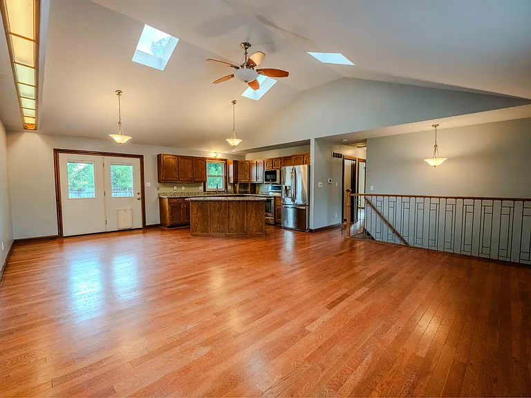 225 Parker Dr — Photo 10
