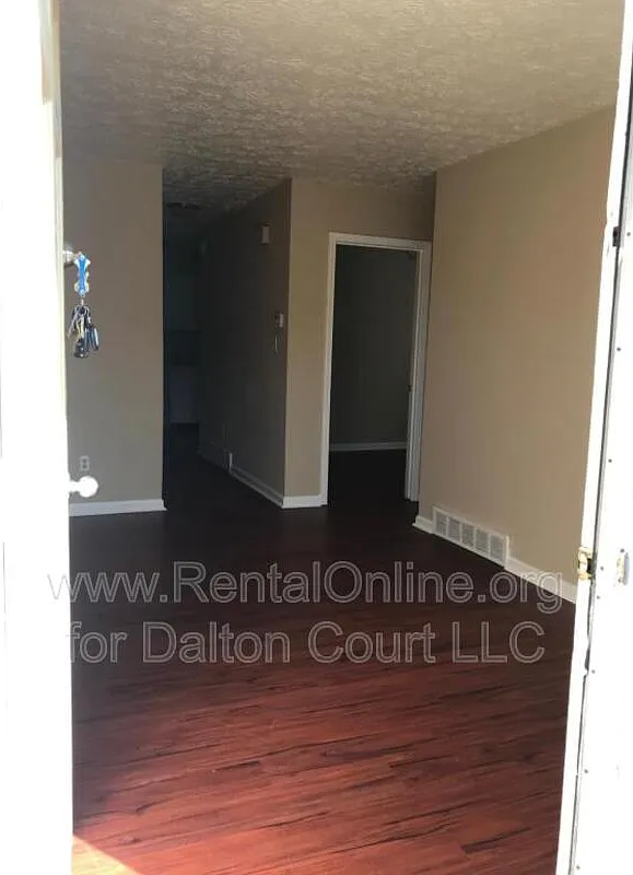 2 bed, 1.0 bath, 750 sqft, $1,099 — Photo 2