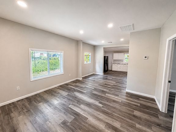 3rd image of 305 S Rosehill Ave