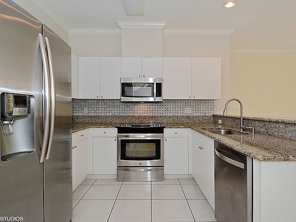 2nd image of 616 SW 6th St Unit 3