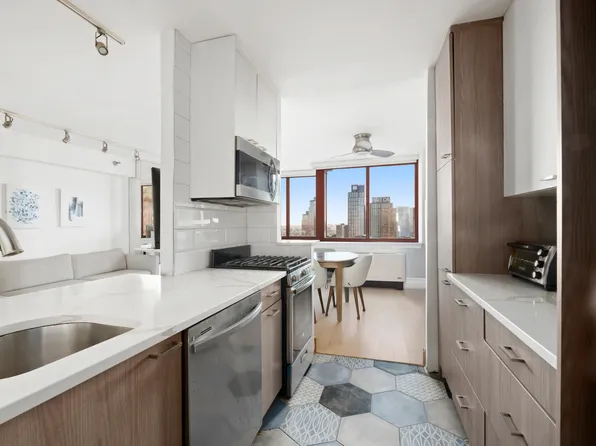 4-74 48th Avenue image 3 of 6