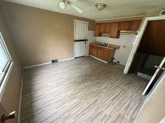 4th image of 2304 E 98th St