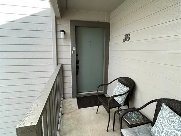 3220 69th St APT J6, Galveston, TX 77551