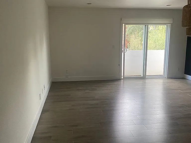 14133 Calvert St — Photo 10