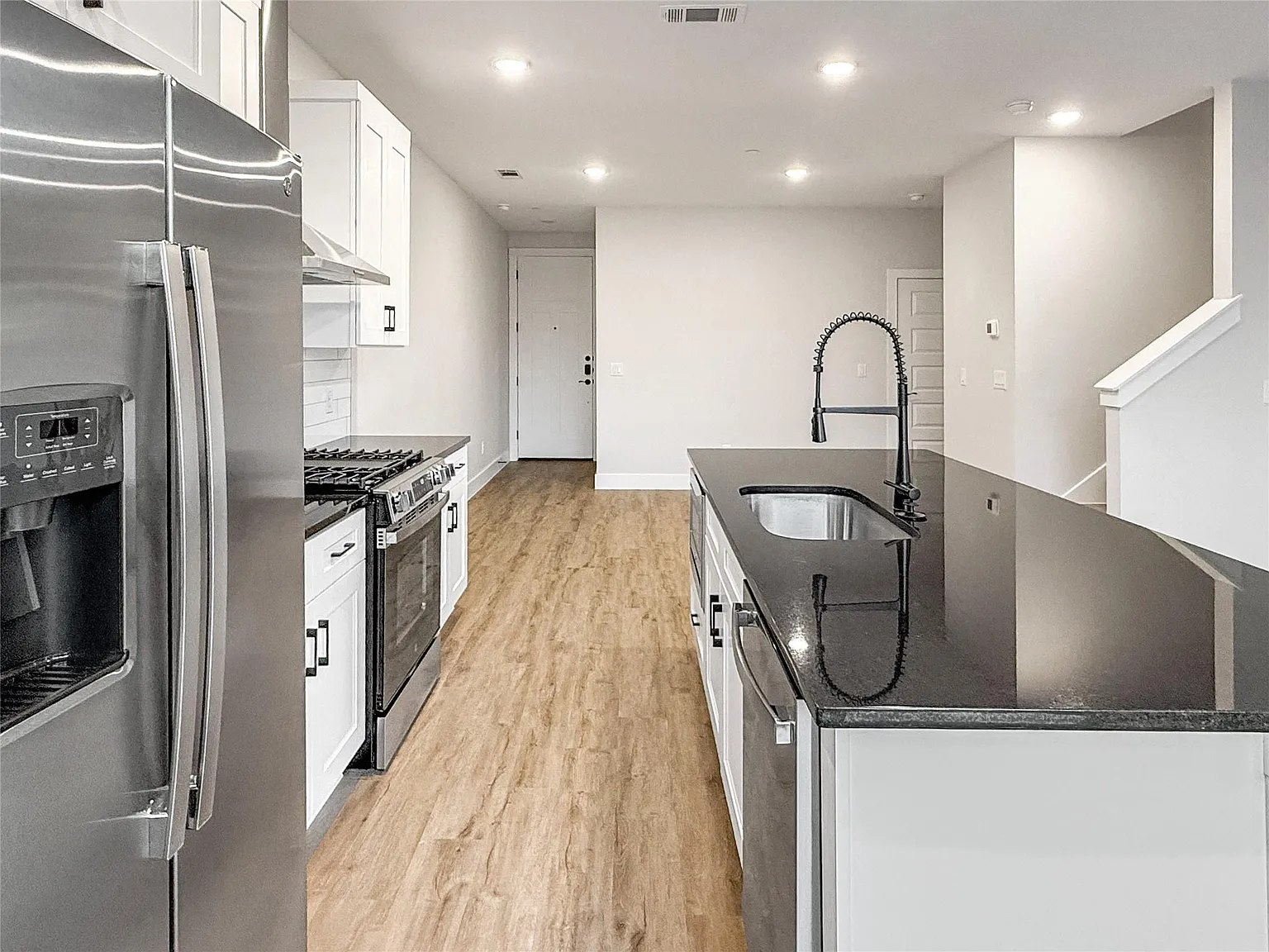 3 bed, 2.5 bath, 1733 sqft, $3,237 — Photo 4