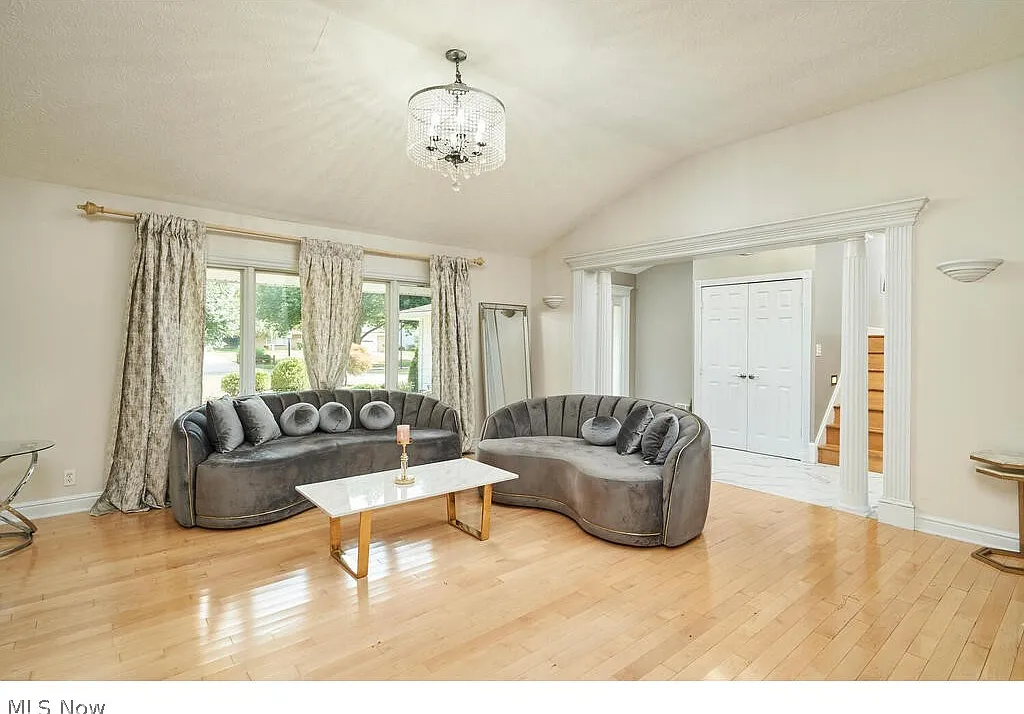 3 bed, 2.5 bath, 2576 sqft, $2,700 — Photo 2