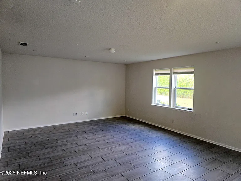 1971 Amberly Dr — Photo 2