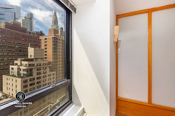 Rented by Coldwell Banker Warburg | media 13