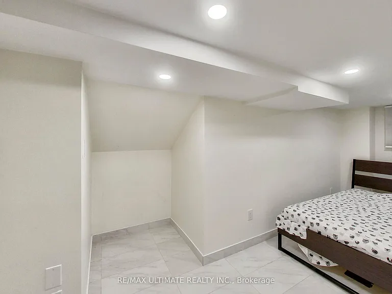 1652 Dufferin St #B — Photo 16