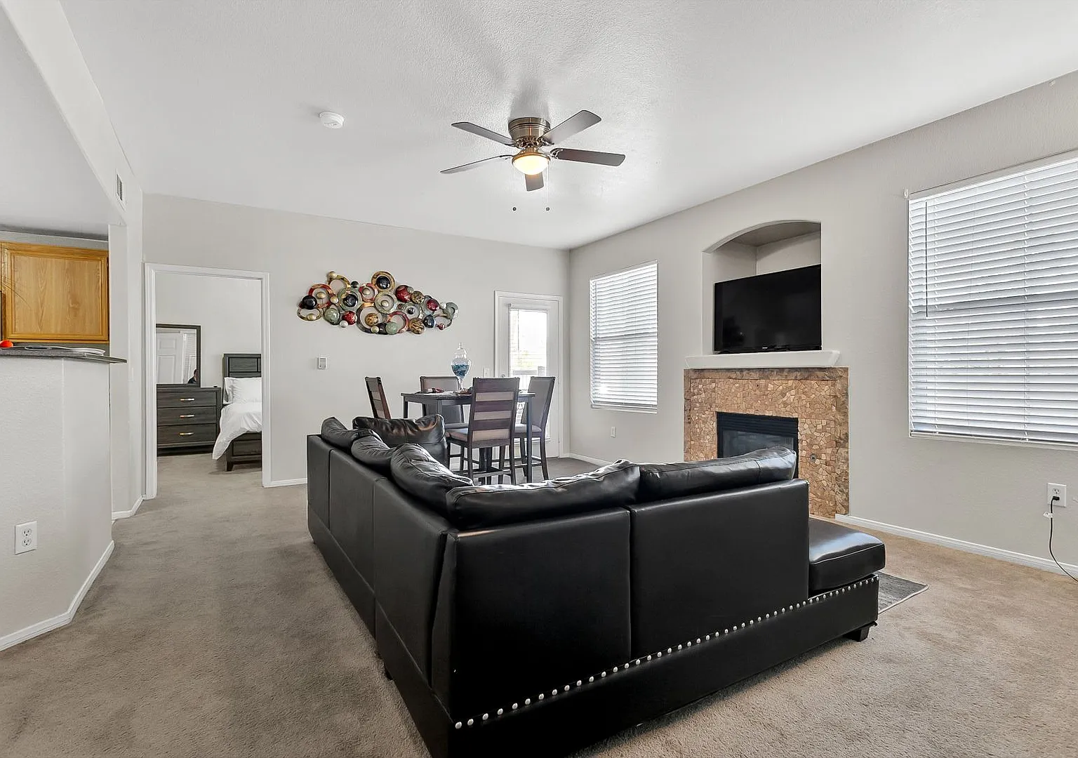 Fully Furnished/Great location 3 bedrooms 2 bath, community pool/gated in south summerlin area — Photo 4