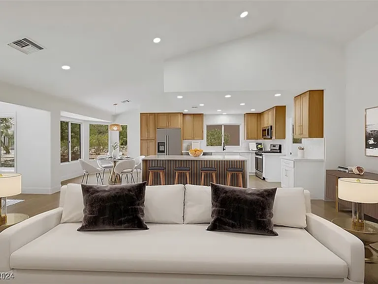 8513 Glenmore Dr — Photo 1