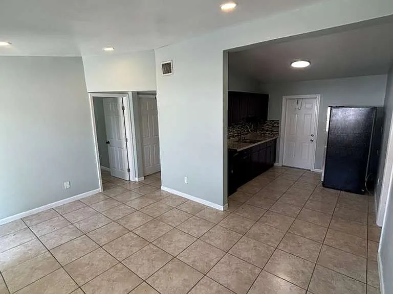 2911 NW 11th Pl #A — Photo 2