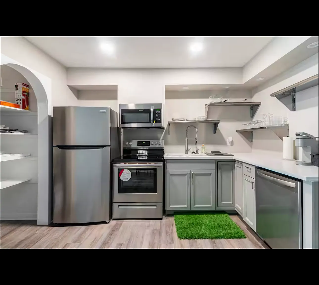 2 bed, 1.0 bath, 900 sqft, $2,580 — Photo 2