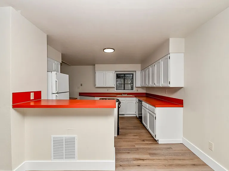2500 W Madison Ave — Photo 18