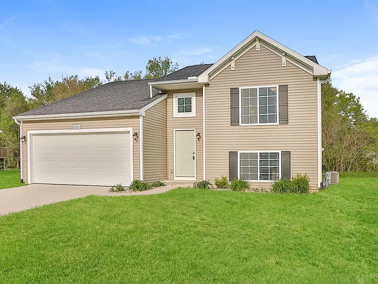 4020 Sumner Dr — Photo 2