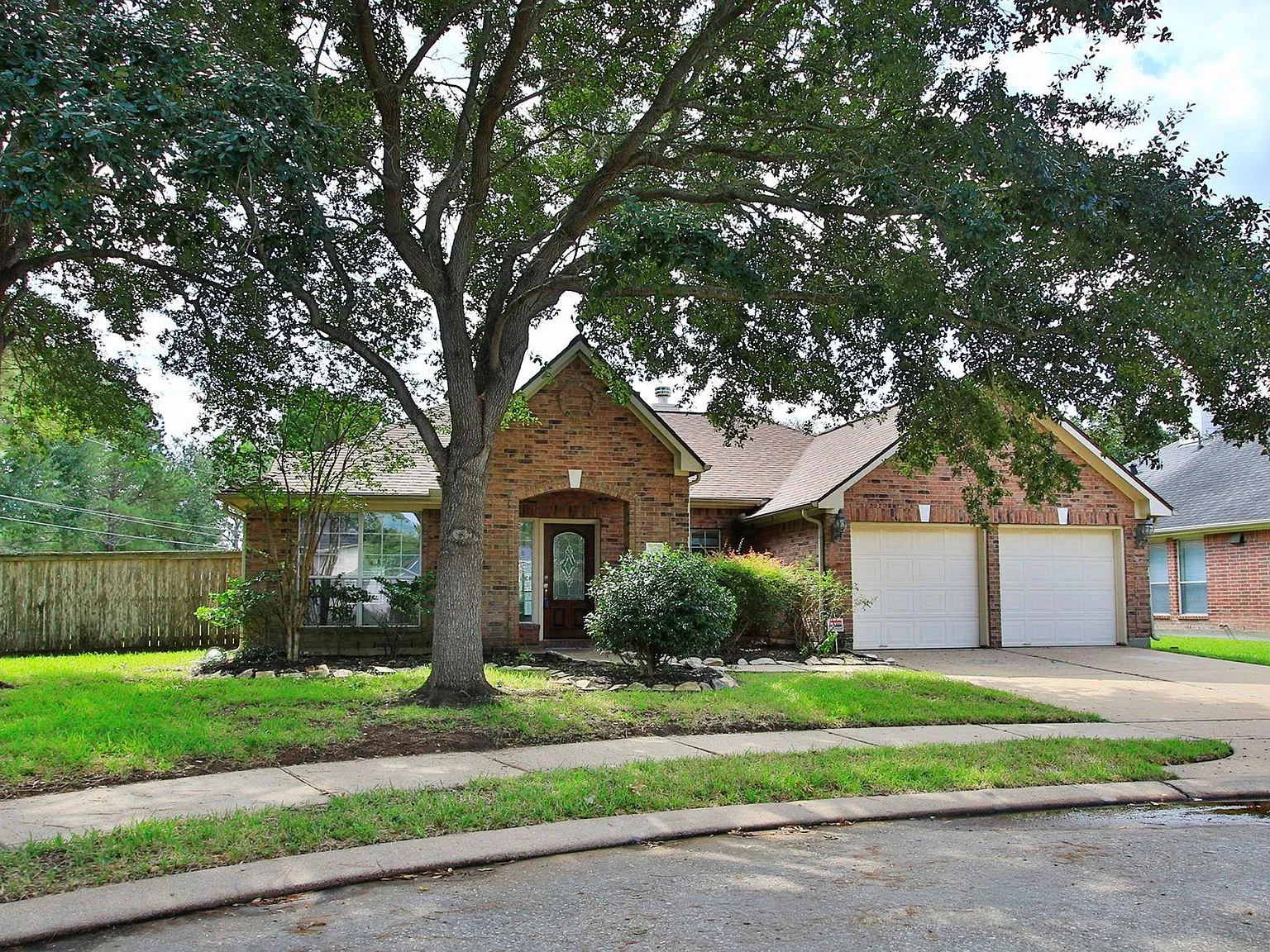 3 bed, 2.0 bath, 2352 sqft, $2,200 — Photo 2