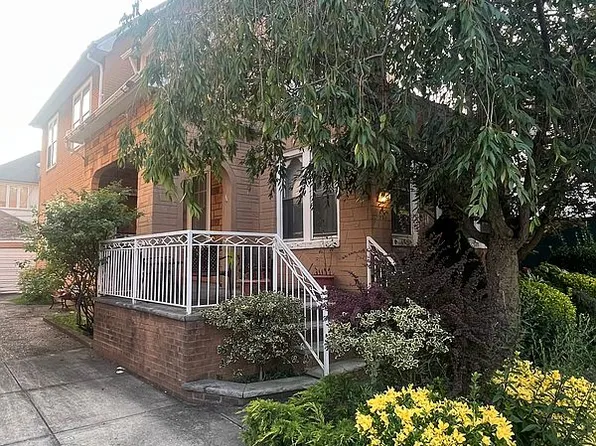 916 E 24th St, Brooklyn, NY 11210