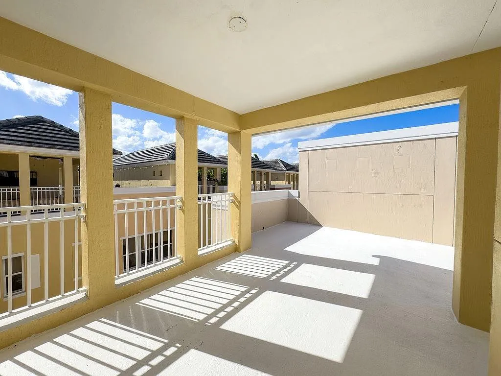 3 bed, 3.5 bath, 1952 sqft, $3,500 — Photo 3