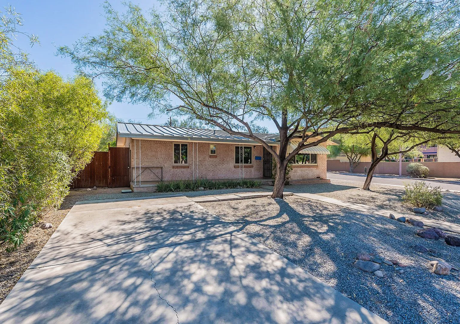 Charming 3-Bed Midtown Tucson Home with Retro Flair & Expansive Fenced Yard — Photo 2
