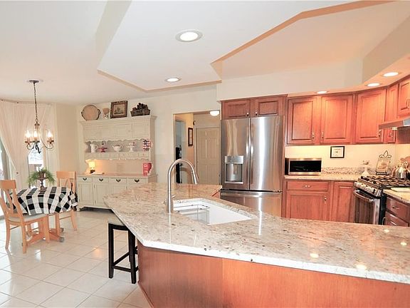 3rd image of 14 Peabody Cir