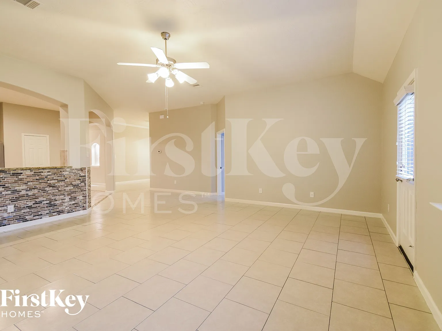3 bed, 2.0 bath, 1886 sqft, $2,100 — Photo 3