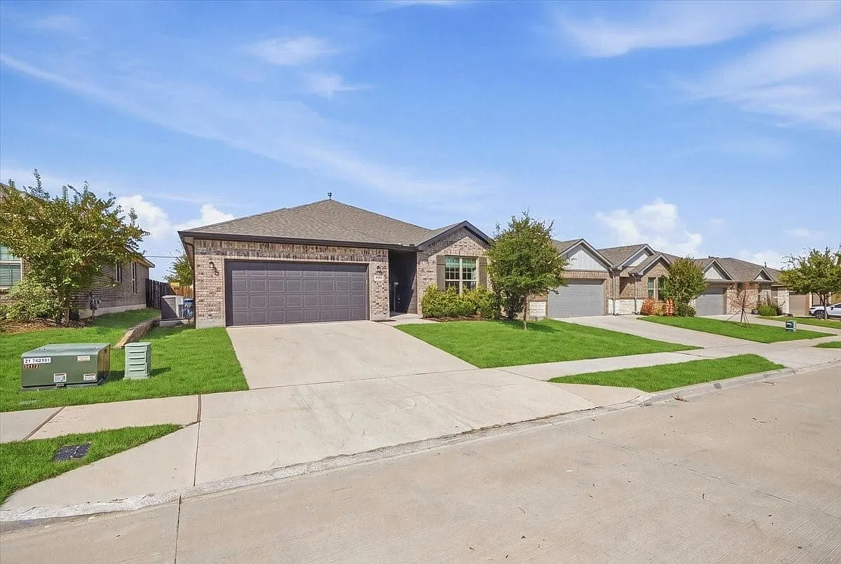 4 bed, 2.0 bath, 1924 sqft, $2,450 — Photo 2