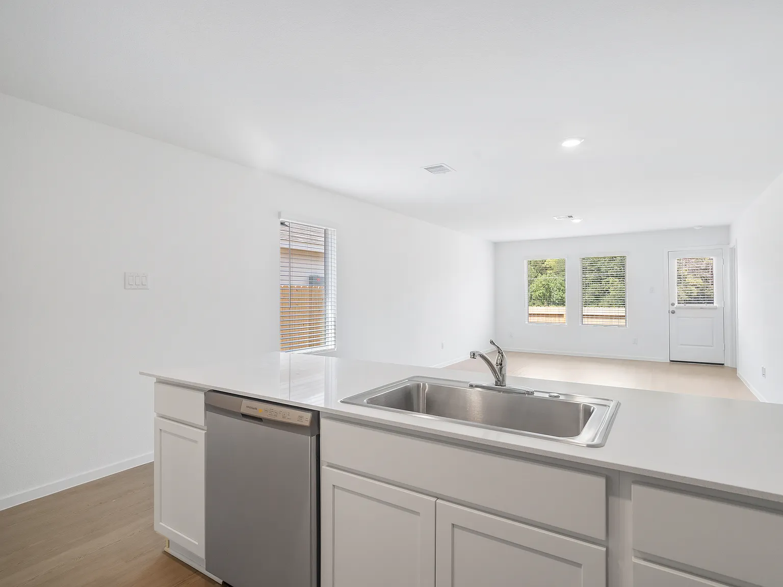3 bed, 1421 sqft, $2,300 — Photo 4