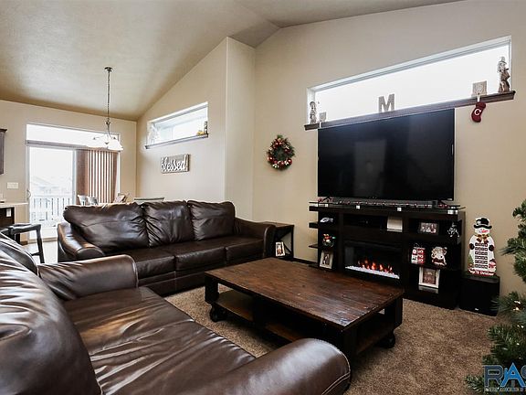 4th image of 320 N Thelma Ave