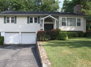 19 Allan Ln, Mount Kisco, NY 10549