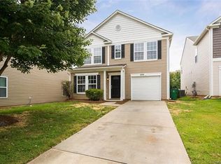 884 Plaza Walk Dr, Charlotte, NC 28215