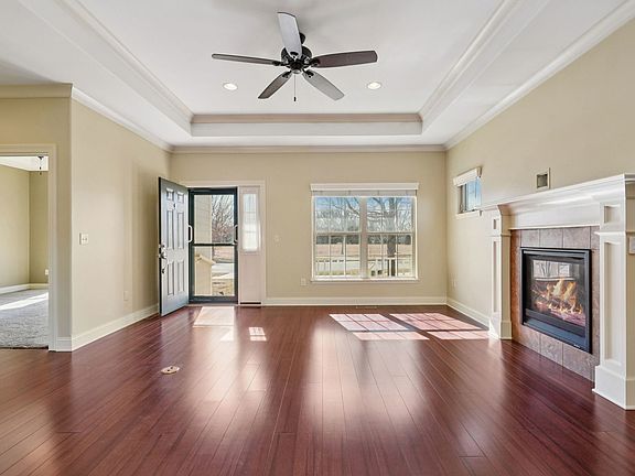 3rd image of 656 Baker St