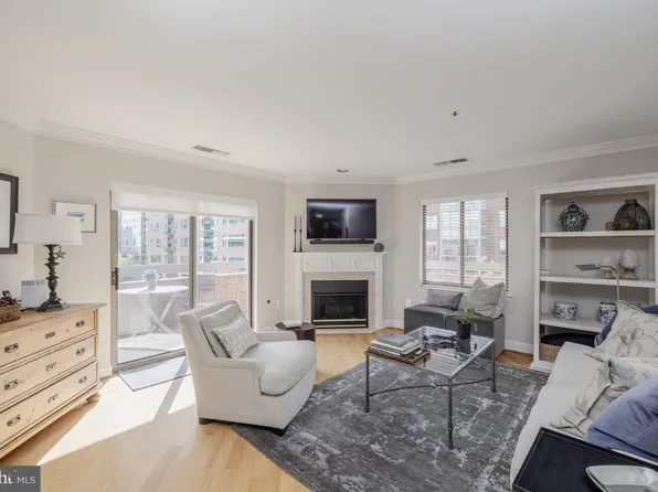 1050 N Stuart St APT 418, Arlington, VA 22201