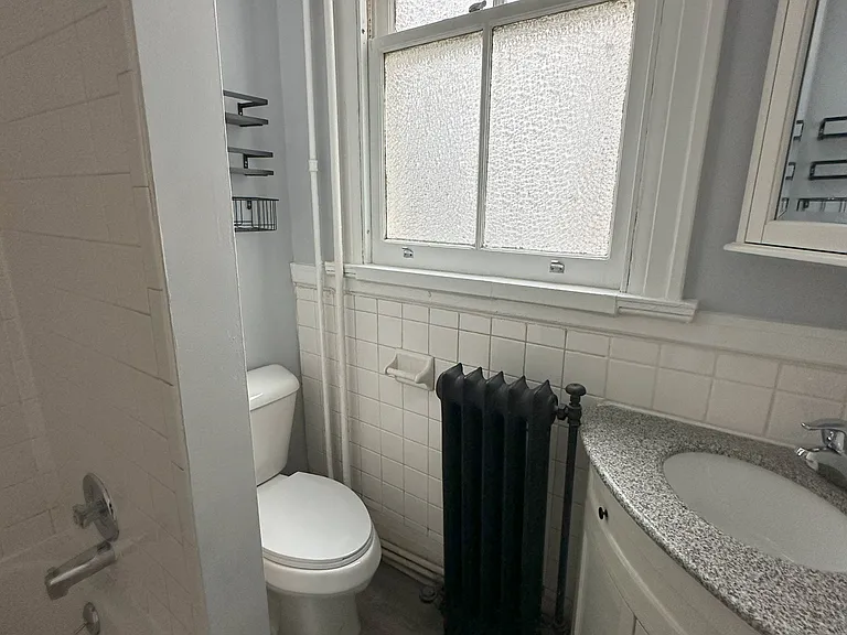 607 E 5th St #15 — Photo 16