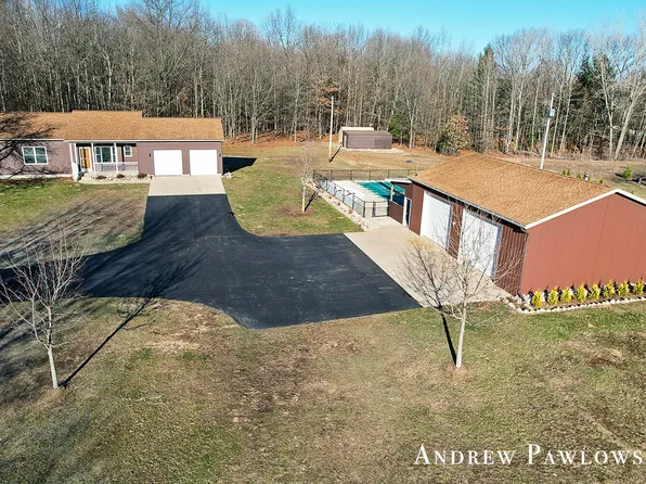 16861 Peach Ridge Ave, Kent City, MI 49330
