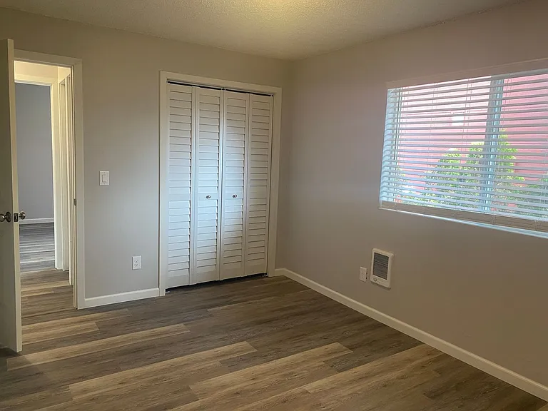 133 E Chelan Ave — Photo 21