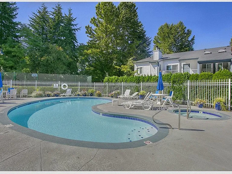 12740 NE 10th Pl — Photo 16